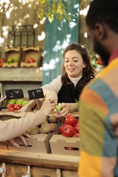 Propietario Tienda Frutas Verduras Ecológicas Sonrientes Que Ofrece Cliente Probar —  Fotos de Stock