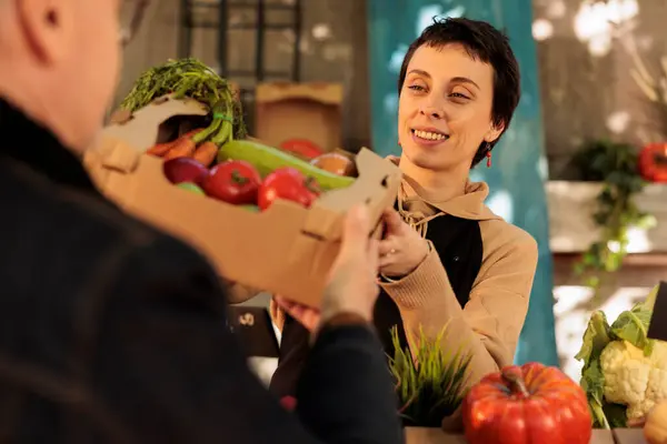 Mujer Joven Agradable Dando Caja Llena Frutas Verduras Orgánicas Frescas —  Fotos de Stock
