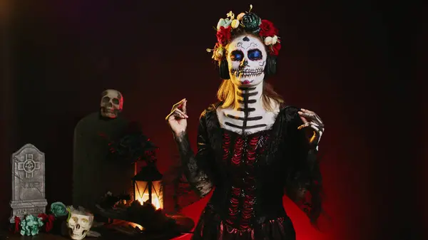 Bohyně Mrtvých Užívá Hudbu Sluchátkách Nosí Make Kostým Santa Muerte — Stock fotografie