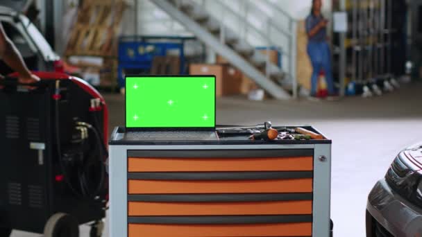 Grön Skärm Laptop Placeras Arbetsbänken Upptagen Garage Bredvid Professionella Verktyg — Stockvideo