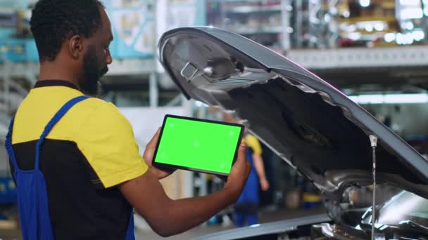 Mécanicien Utilisant Tablette Écran Vert Dans Service Voiture Pour Regarder — Video