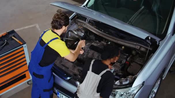 Werkstattmitarbeiter Reparieren Reparaturbedürftige Autos Mit Drehmomentschlüssel Und Zange Mitarbeiter Sanieren — Stockvideo