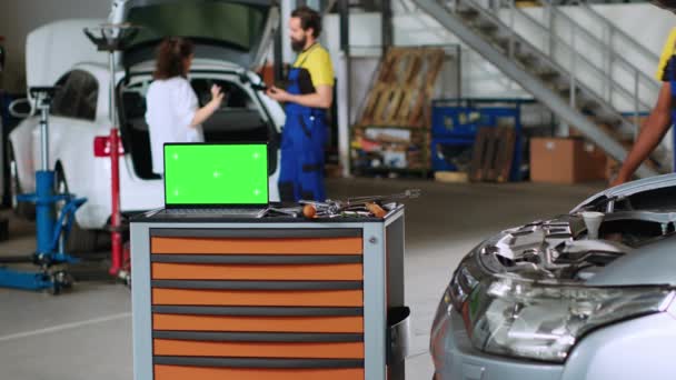 Groene Scherm Laptop Geplaatst Werkbank Drukke Garage Naast Professionele Gereedschappen — Stockvideo
