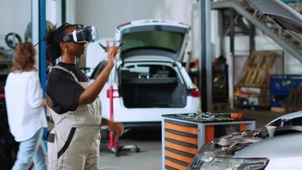 Ingeniero Con Licencia Taller Reparación Automóviles Utilizando Gafas Realidad Virtual — Vídeo de stock