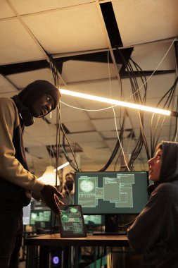 Tabletteki güvenlik duvarı şifresini kırmaya çalışan ajanlardan oluşan çeşitli bir ekip, hassas verileri çalmak için gece ağ ile çalışıyorlar. Bilgisayar kötü amaçlı yazılım yerleştirme ve ağ sistemini çevrimiçi hackleme, phishing.