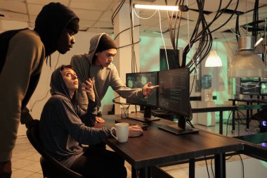 İnternet teknolojisi güvenlik uzmanları bilgisayar sistemi siber saldırısını düzeltiyor, antivirüs programı kodlarını geliştiriyorlar. Çeşitli kodlayıcılar gece vakti siber güvenlik uygulaması programlıyorlar