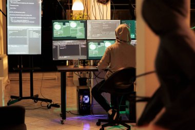 Hacker bilgisayarda kötü niyetli yazılım kodları kullanıyor, veritabanını hackliyor, finansal bilgileri çalıyor. Siber terörizm, online sunucuya giren kapüşonlu internet hırsızı.