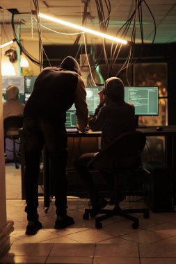 Bir grup casus Truva virüsü kullanarak şifreyi kırıyor ve hükümet bilgilerini veritabanından çalıyor. Siber saldırı ve kötü amaçlı yazılımla siber suç işlemek, gece geç saatlerde erişim programı.