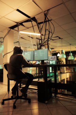 Siber saldırı, bilgisayar üzerinde kötü amaçlı yazılım çalıştıran hacker, veritabanını hackleme, elektronik bilgi çalma. Siber terörizm, kapüşonlu internet suçlusu çevrimiçi sunucuya giriyor
