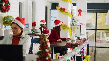 Çalışkan çok kültürlü çalışanlar Noel sezonu boyunca süslü püslü ofislerde çalışıyorlar. Çalışkan BIPOC çalışanları çeşitli xmas 'lardaki bilgisayarlara veri yüklüyorlar