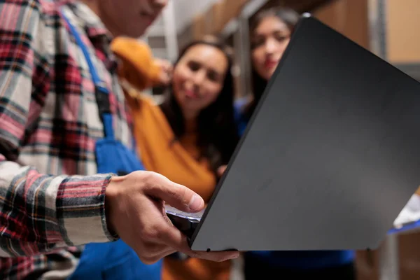 Gerente Armazém Mostrando Software Inventário Equipe Colegas Trabalho Laptop Sala — Fotografia de Stock