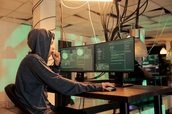 Ladrón Mujer Tratando Hackear Sistema Informático Noche Utilizando Código Para —  Fotos de Stock