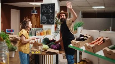 Satıcının asistanı çiftçinin organik gıda siparişi vermek için sıfır atık süpermarkete gelmesiyle kesildi. Yaşlı tüccar mahallenin dükkanına sağlıklı sebze getiriyor.