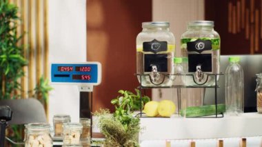 Çevre dostu sıfır atık süpermarketinde yeni toplanmış ürünlerin yanında elektronik ölçekte kapatılıyor. Toptan ürünler için kullanılan yeşilde yaşayan yerel dükkandaki tartı makinesinin görüntüsü