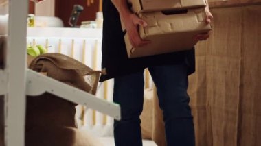 Gülümseyen çiftçi taze sebze kutularını getiriyor, yerel marketleri çiftlik sebzeleriyle dolduruyor. Sıfır atık deposuna besleyici gıda sağlayan neşeli tüccar.