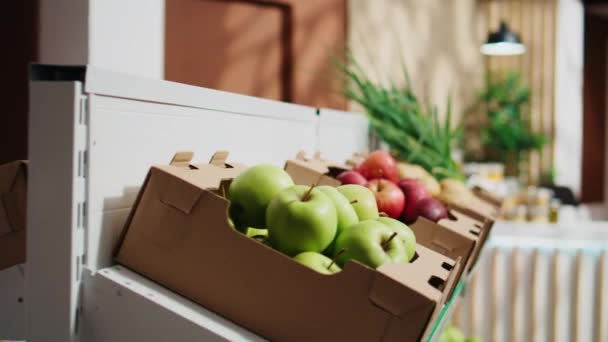 Detailní Záběr Čerstvě Sklizených Chemikálií Bez Ovoce Zeleniny Regálech Supermarketů — Stock video