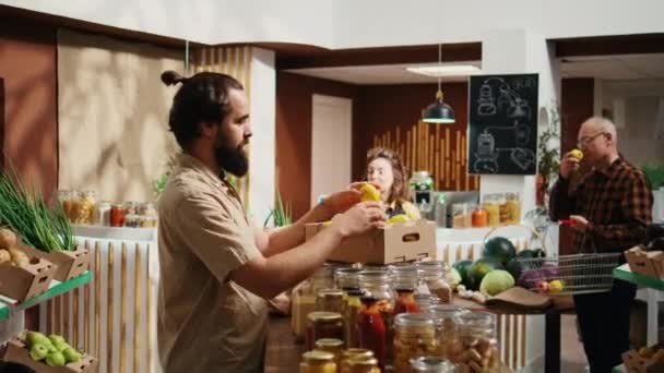 農場で栽培された果物のためのバイオスーパーマーケットの店の男は それらを嗅いでドーパミンが急いで得る エコフレンドリーなフードショップで素敵なレモンアロマを感じながら カスタマーエクスペリエンス — ストック動画
