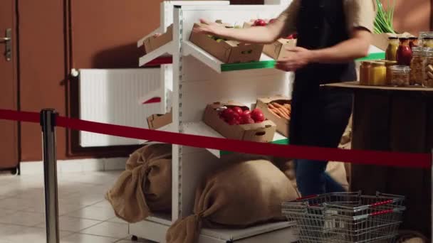 Leverancier Begroet Eerste Klanten Bij Zero Waste Supermarkt Grand Opening — Stockvideo
