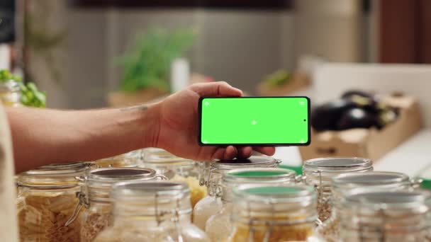Άνθρωπος Που Χρησιμοποιεί Πράσινο Smartphone Οθόνη Στο Οικολογικό Σούπερ Μάρκετ — Αρχείο Βίντεο