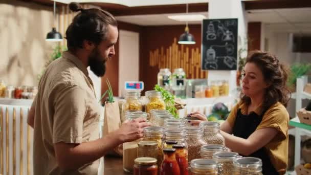 Człowiek Bezużytecznym Supermarkecie Kupuje Warzywa Darmo Otrzymuje Informacje Sklepikarza Klient — Wideo stockowe
