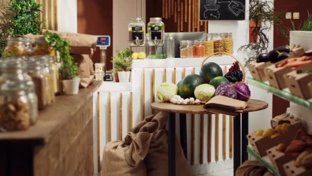 無農薬 スパイス パスタが展示されているバルク製品スーパーマーケット 空のエコフレンドリーな地元の食料品店 純ゼロの二酸化炭素排出量 — ストック動画