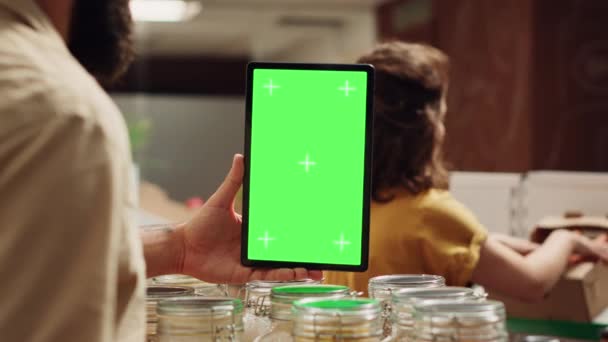 Klant Gebruikt Mockup Tablet Zero Waste Supermarkt Ingrediënten Controleren Gezond — Stockvideo