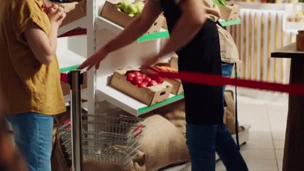 Поставщик Приветствует Первых Клиентов Недавно Открывшемся Супермаркете Нулевых Отходов Снимая — стоковое видео