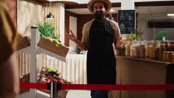 Sahibi Sürdürülebilir Sıfır Atık Süpermarketinin Büyük Açılış Töreninde Kırmızı Kurdeleyi — Stok video