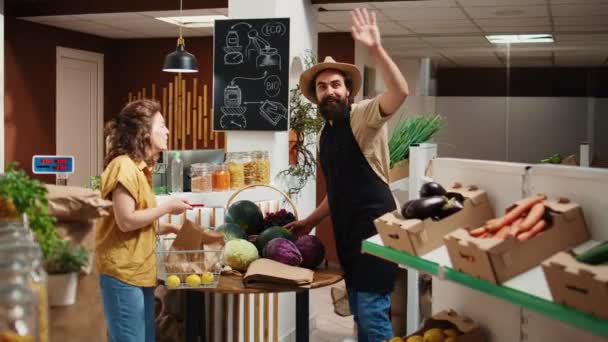Prodejce Pomáhající Zákazníkovi Přerušený Farmářem Přijíždějícím Supermarketu Nulovým Odpadem Aby — Stock video