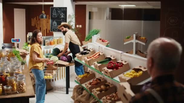 Prodejce Pomáhající Klientovi Přerušený Partnerským Farmářem Přijíždějícím Supermarketu Šetrného Životnímu — Stock video