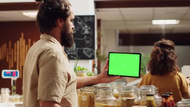 Klant Met Behulp Van Geïsoleerde Tablet Scherm Nul Afval Supermarkt — Stockvideo