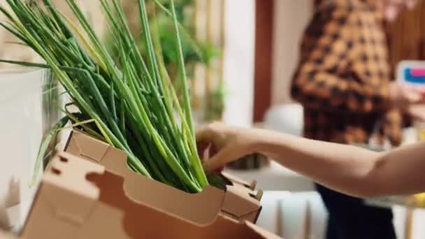 Leverancier Werkt Afvalloze Supermarkt Vult Planken Met Verse Producten Close — Stockvideo