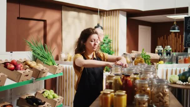 폐기물 슈퍼마켓에서 여자의 초상화 선반에 스테이플을 쾌활한 재사용할 단지에 유기농 — 비디오