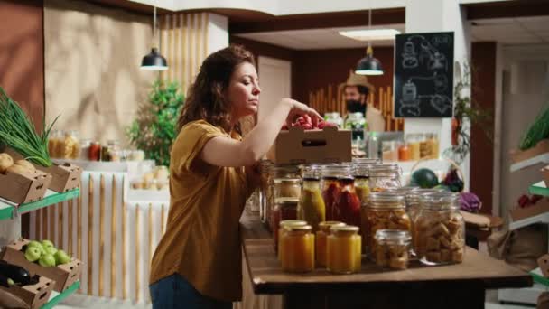 当地生物食品店的顾客证实苹果是有机食品 闻到香味时感觉到多巴胺的涌入 零废品店的妇女在购买之前检查水果是免费的 — 图库视频影像