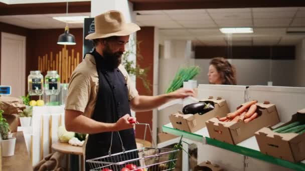 Sklepikarz Przybywający Ekologicznego Żywego Bio Supermarketu Świeżo Zebraną Farmą Uprawianą — Wideo stockowe