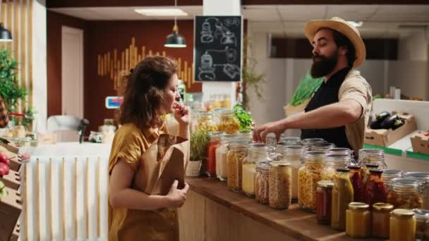Müşteri Organik Gıda Dükkanında Satıcıyla Konuşuyor Etik Kaynaklarla Ilgili Sorular — Stok video