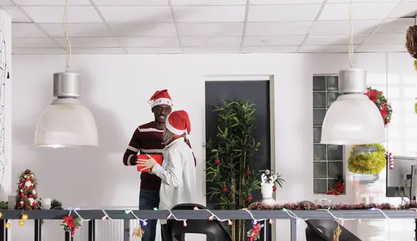 Happy Werknemer Ontvangt Geheime Kerstman Cadeau Van Collega Kerstseizoen Versierd — Stockfoto
