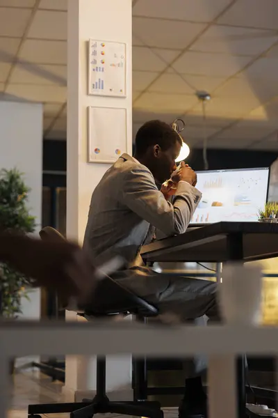 Affärsman Stting Vid Skrivbordet Framför Datorn Dricka Kaffe Innan Börjar — Stockfoto