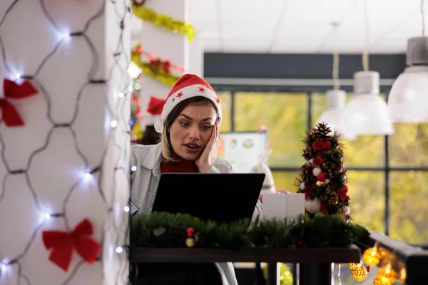 Businesswoman Wearing Christmas Hat Festive Decorated Office Shocked Company Quarterly — Stock Photo, Image