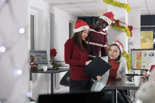 微笑的员工对团队项目的成果感到满意 圣诞装饰办公室 同事们对寒假期间的年终收入数字感到满意 — 图库照片