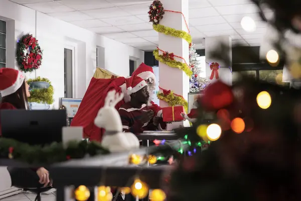 Święty Mikołaj Zaskakujący Afrykański Pracownik Tyłu Świątecznym Biurze Urządzone Pracownik — Zdjęcie stockowe