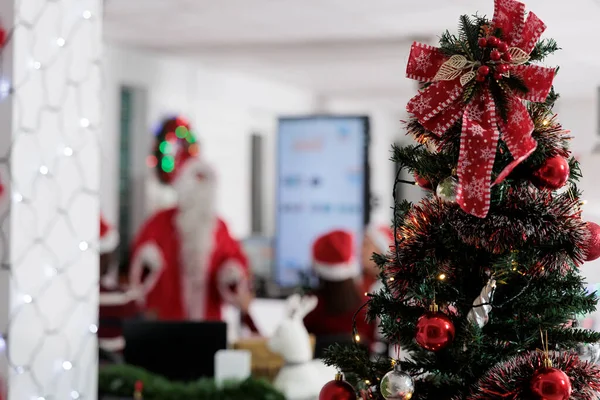 Close Tiro Árvore Natal Ornamentado Com Guirlandas Leves Reunião Negócios — Fotografia de Stock