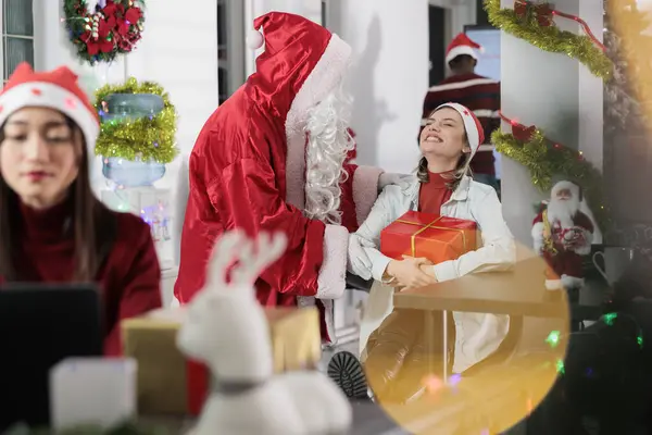 Noel Baba Gibi Giyinmiş Bir Yönetici Bayram Neşesini Festival Süsleme — Stok fotoğraf