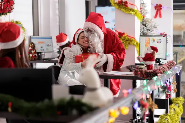 Empleado Disfrazado Santa Claus Abrazando Compañero Trabajo Después Ofrecer Regalo — Foto de Stock