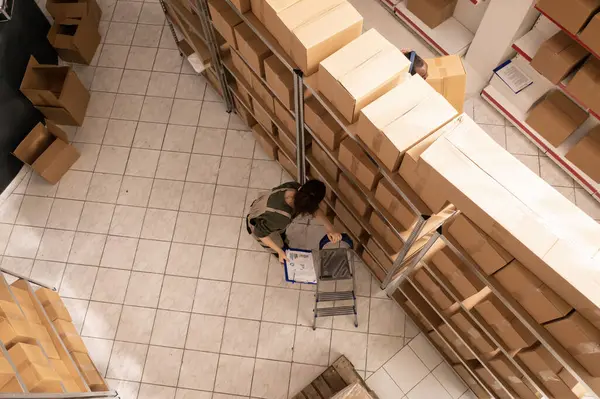 Špičkový Pohled Pracovníka Připravujícího Objednávky Zákazníků Skladu Kontrola Kartonových Krabic — Stock fotografie