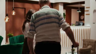 Emekli çift oda rezervasyonunu görmek için otel resepsiyonuna geliyor. Her türlü hizmetle uluslararası tatile çıkıyorlar. Karı koca, çalışanlara yaşlı seyahat teklifleri hakkında konuşuyor..