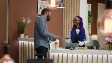 Tatil gezisinden sonra otelden ayrılan gezgin, kontrol işlemi yapıyor ve kadın çalışana anahtar kartı veriyor. Tatili bitiren ve resepsiyon görevlilerine saygı gösteren biri..