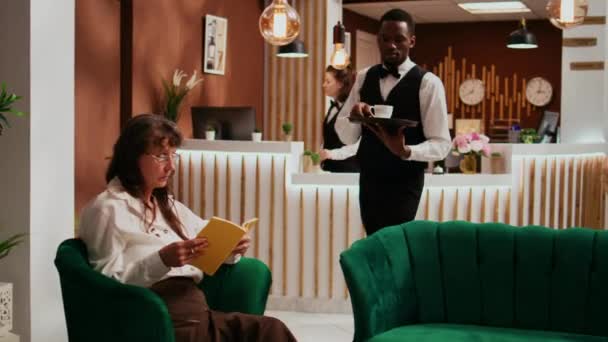 Hotelový Poslíček Servíruje Šálek Kávy Ženě Která Odpočívá Obývacím Pokoji — Stock video