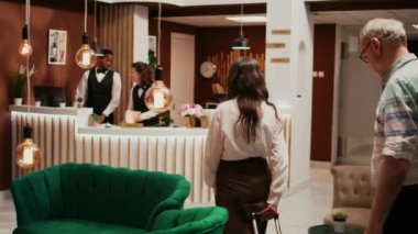 Kalacak yer görmek için otel lobisine gelen yaşlılar, bütün oda servisleriyle birlikte emeklilik tatilinde seyahat ediyorlar. Karı koca, kapıcıya yaşlı seyahat teklifleri hakkında konuşuyorlar..