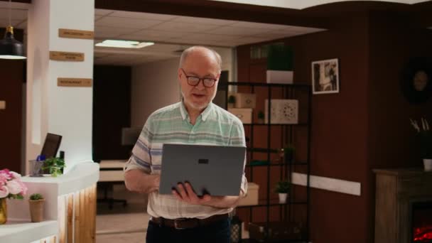 Пожилой Человек Ищет Ориентиры Ноутбуке Используя Беспроводную Сеть Пятизвездочном Отеле — стоковое видео